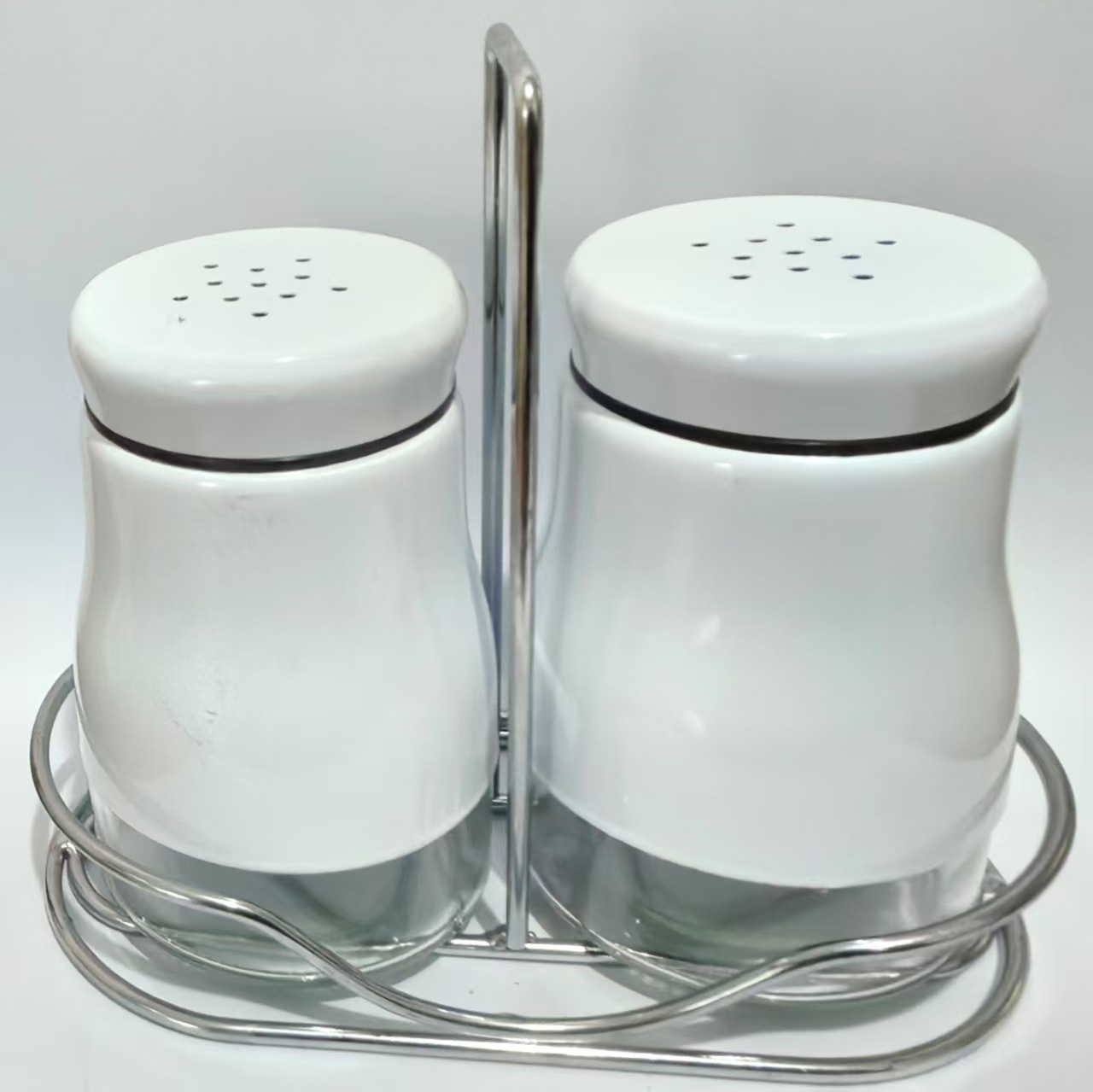 선반이있는 흰색