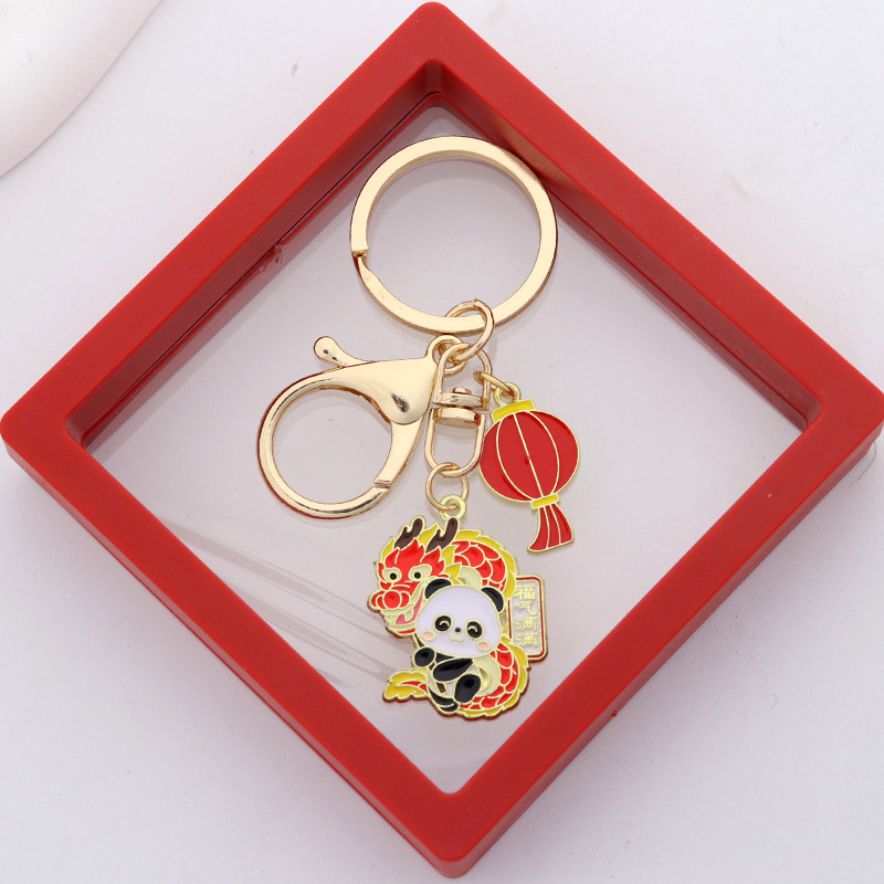 Yiwu 2 yuanes pequeños productos al por mayor panda llavero de metal linterna colgante de caja de regalo de Año Nuevo