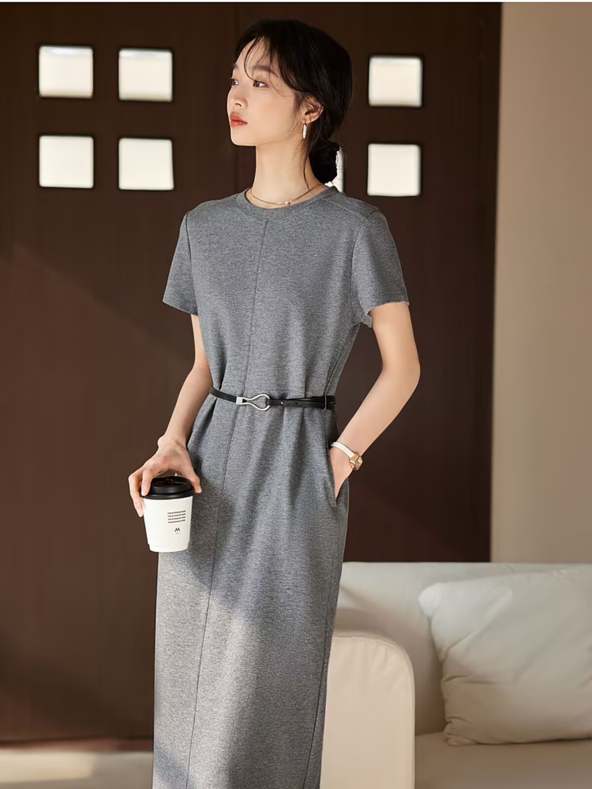 Đầm nữ cổ tròn tay ngắn dáng suông, có dây lưng thon gọn eo — xám