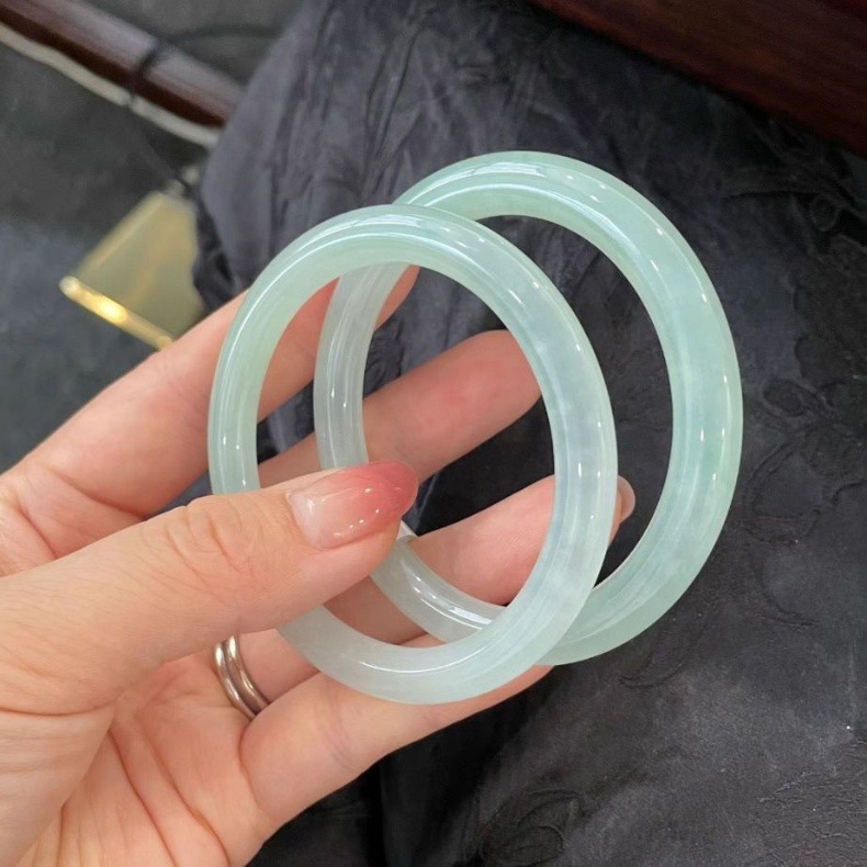 Vòng tay ngọc bích Miến Điện tự nhiên dạng tròn mỏng cao cấp có giấy chứng nhận chi tiết 3