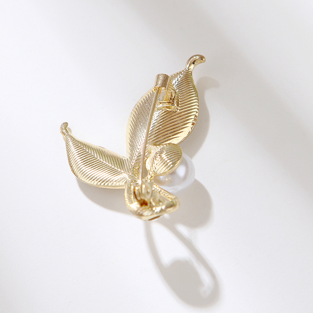 Broche en forme de feuille de perle pour femme, accessoire de vêtement en alliage de strass doré, épingle anti-exposition, épingle de collier_voghion.com