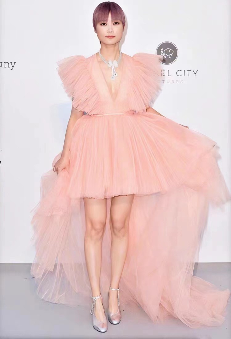 Nuevo desfile europeo y americano de moda profunda V-collar delantero corto trasero vestido de ping-pong largo fiesta de cumpleaños presidió el piano