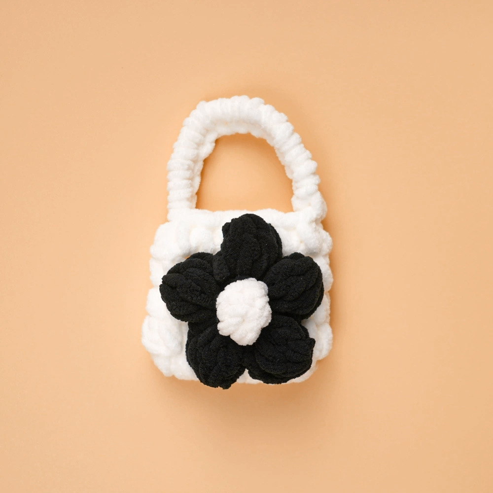 Bolsa blanca + flor negra + botón