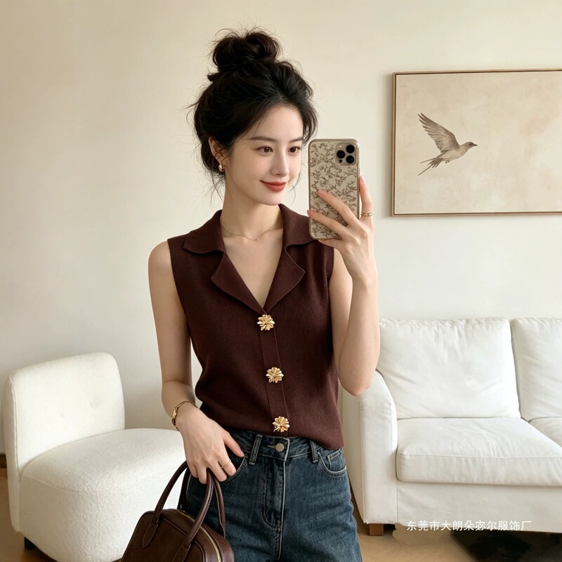 Tweed-style lapel suit with a slimming, sleeveless, and elegant knitted vest design, a new style of knitted top Tweed-style lapel suit with a slimming, sleeveless, and elegant knitted vest design, a new style of knitted top