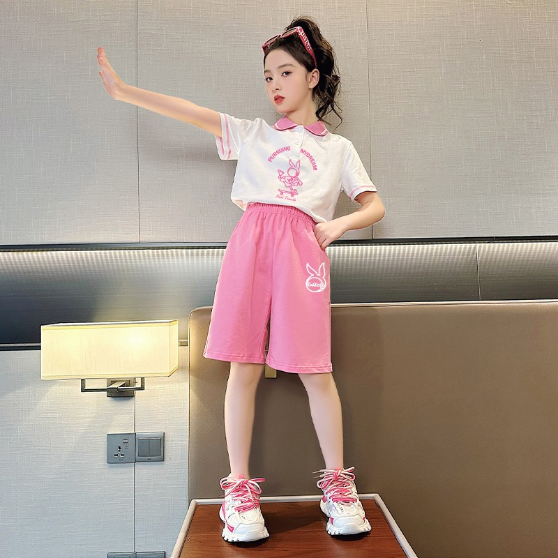 Traje de verano para niñas 2024 Nueva Camiseta de manga corta de dibujos animados de celebridades en línea pantalones cortos sueltos casuales conjunto de dos piezas
