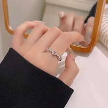 ������ɫ���Ľ�ָŮ����ʱ��insС������������쿪��ָ��ʳָ��