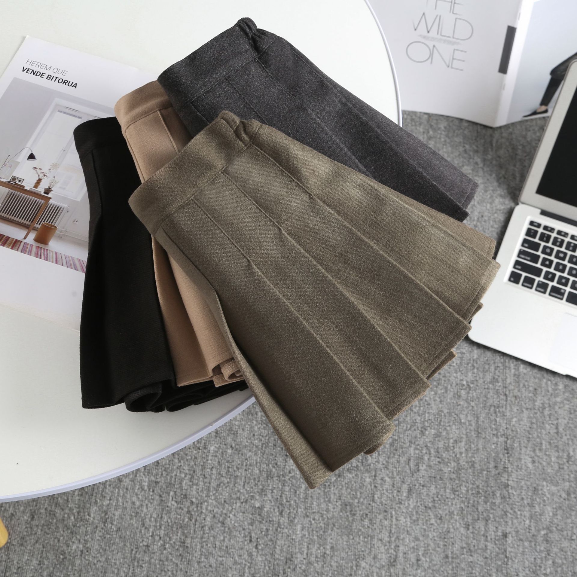 Colored demi-season pleated skirt