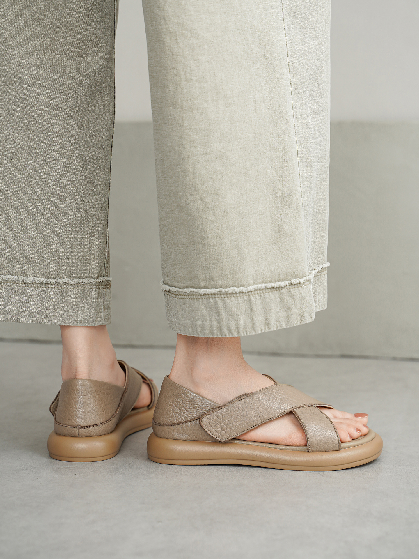 Sandal nữ hở mũi đế dày da cừu phong cách đơn giản, quai dán tiện lợi — màu be chi tiết 15