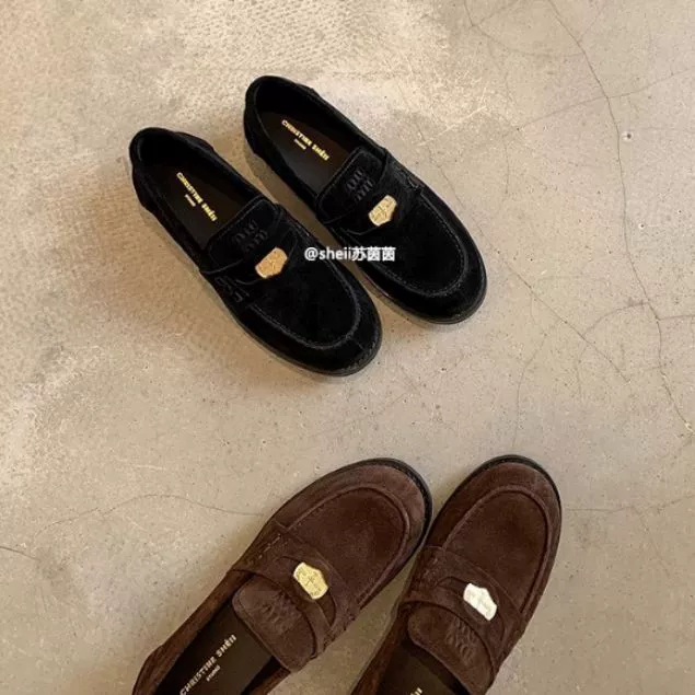 В наличии и быстрая доставка ~ Су Иньинь однотонные туфли miu Home маленькая золотая монета, замшевые лоферы без шнуровки, женские маленькие кожаные туфли