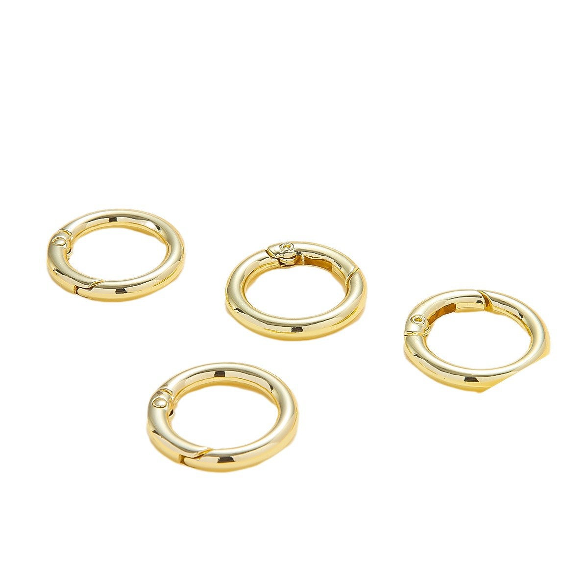 亜鉛合金のスプリングリングのスプリングを掛けて、オープンリングのキーホルダーを掛けます。