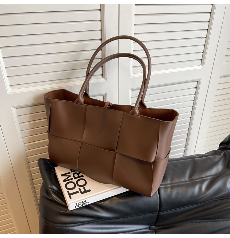 Bolso de mano tejido de gran capacidad de las mujeres, nuevo bolso de la axila del hombro de alto grado retro 2023