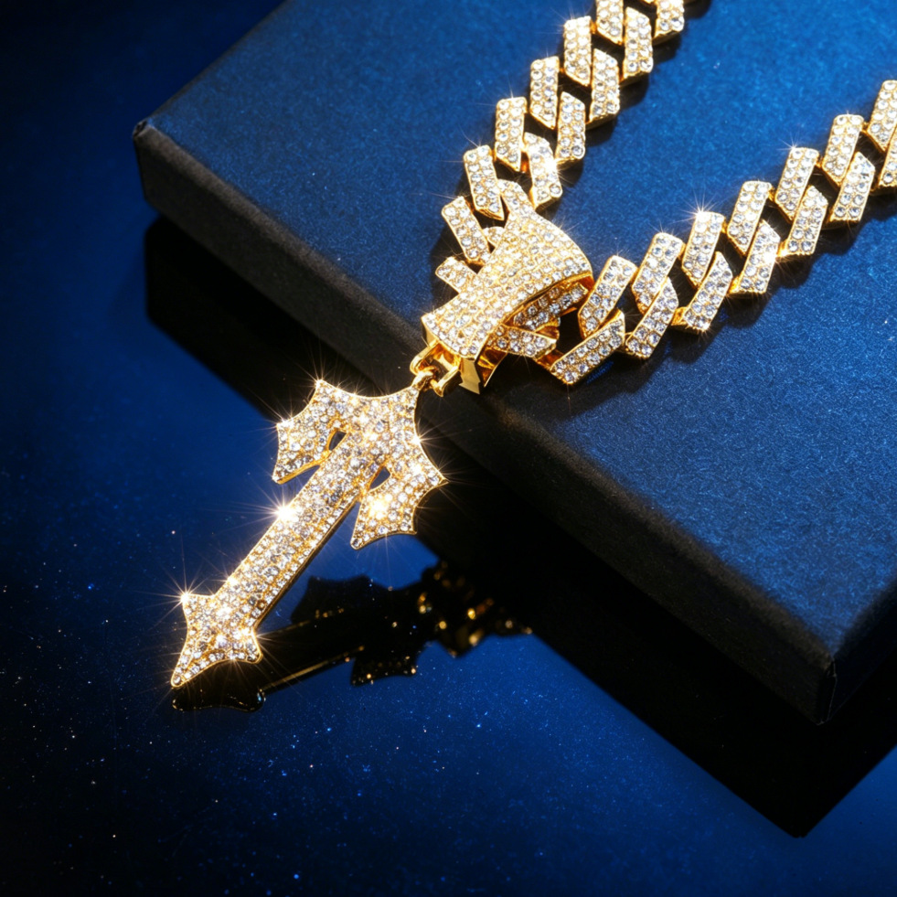 Colgante de aleación de espada de diamante completo transfronterizo Hip Hop Colgante de cadena cubana Collar de diseño de moda Cadena de clavícula masculina Hip Hop