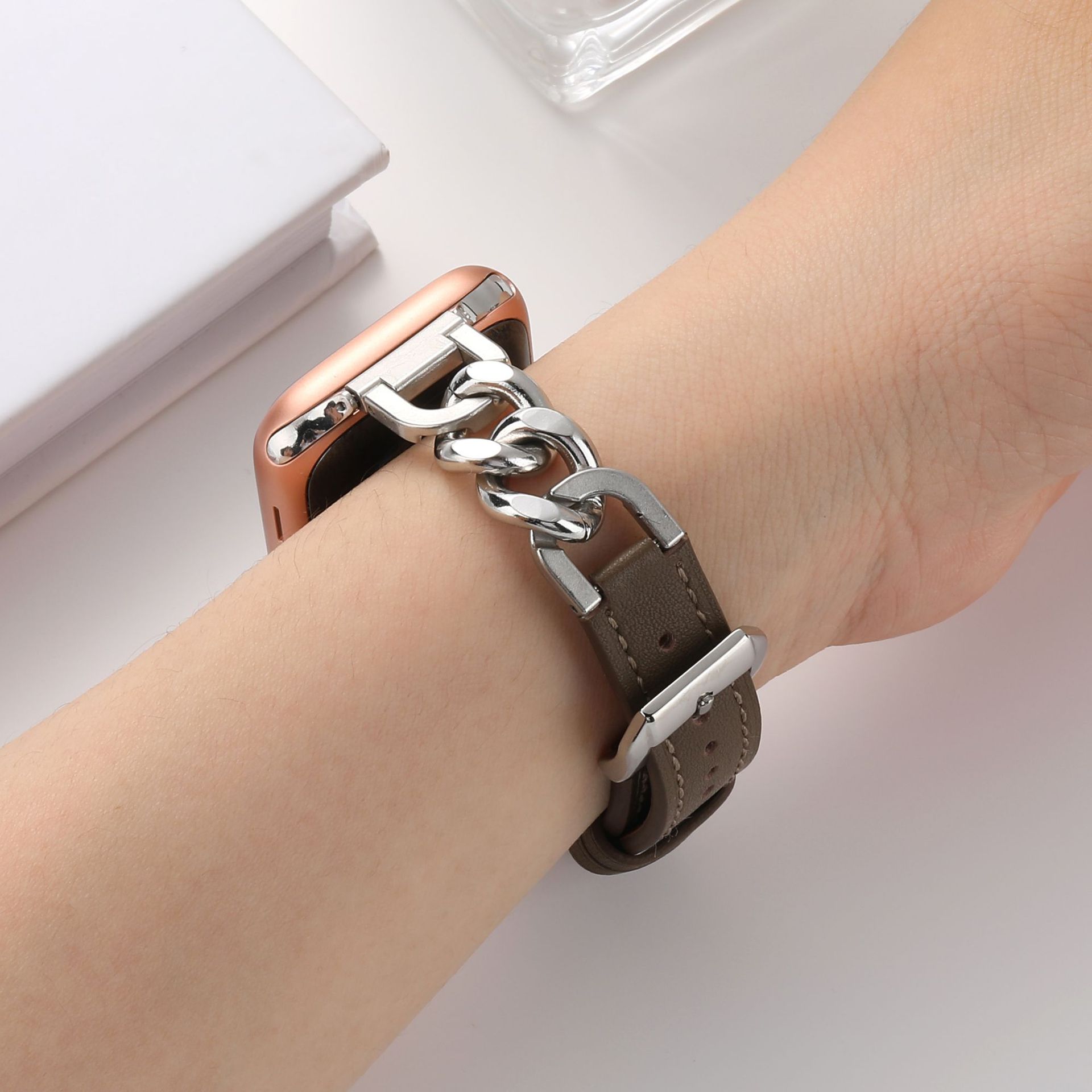 Correa de Cuero y Metal para Apple Watch Serie 9, Compatible con iWatch 11, Diseño de Cadena Metálica con Cuero y Mezclilla