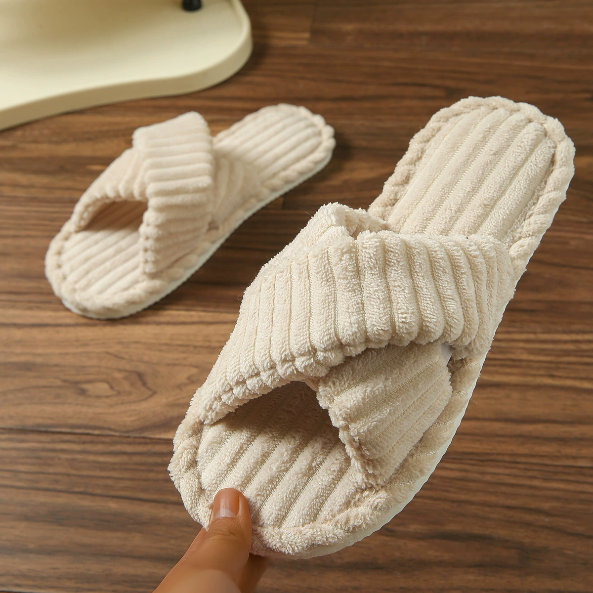 Вельветовые тапочки с перекрестными ремешками, новый стиль, повседневные женские тапочки Amazon, подходящие для уличной носки, домашнего использования и обладающие нескользящей подошвой.