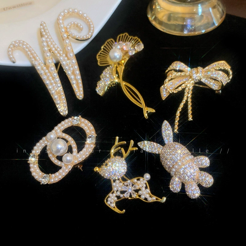 Rabbit with zircon with bow, fashionable universal cute design brooch lapel pin, light luxury style, trend of season