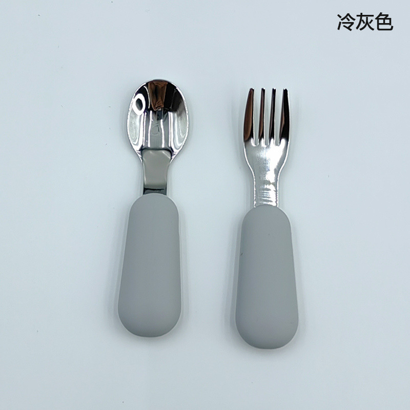 회색 스테인리스 스틸 스푼과 포크 한 쌍