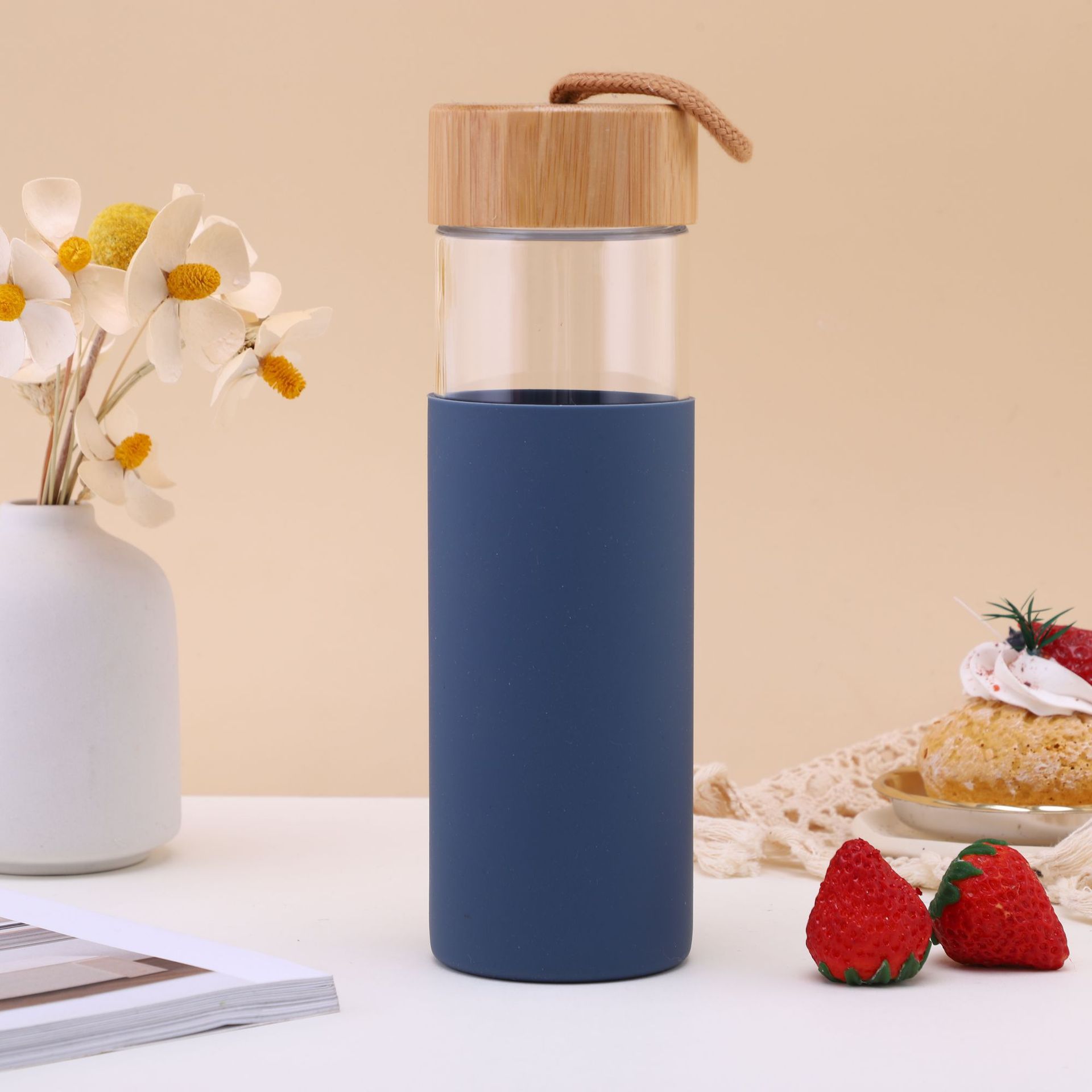 Nuevo tipo de taza de vidrio de cubierta de bambú con cubierta de silicona portátil al aire libre separación de taza de té portátil regalos al por mayor