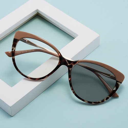  New Retro Trendy Women's Metal Anti-Blue Light Glasses Frame Ultra-Light Fashion Personalized Cat Eye Color Changing Flat Mirrors