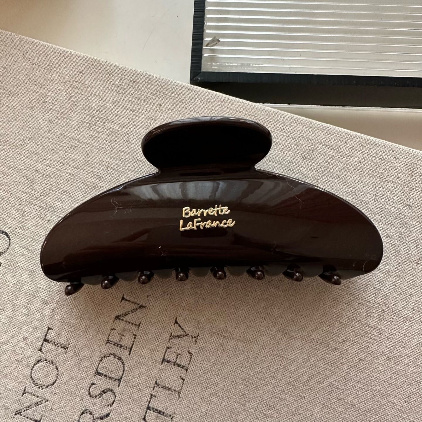 Oval gold label brown [11cm]
