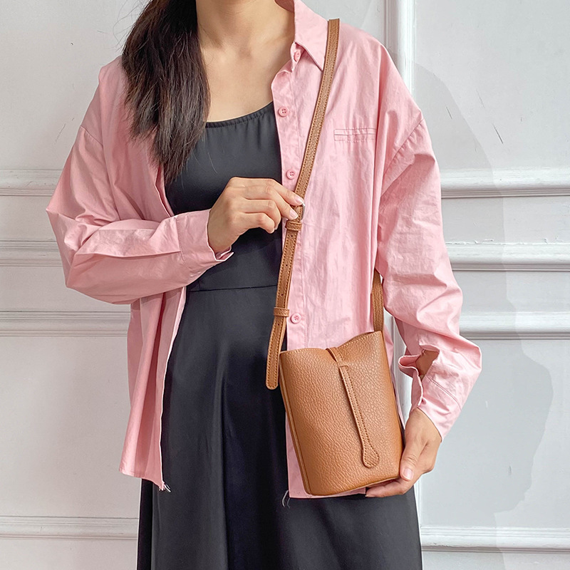Soft leather mini bag, versatile everyday style, compact crossbody phone bag, bucket bag, women's new style for 2026.