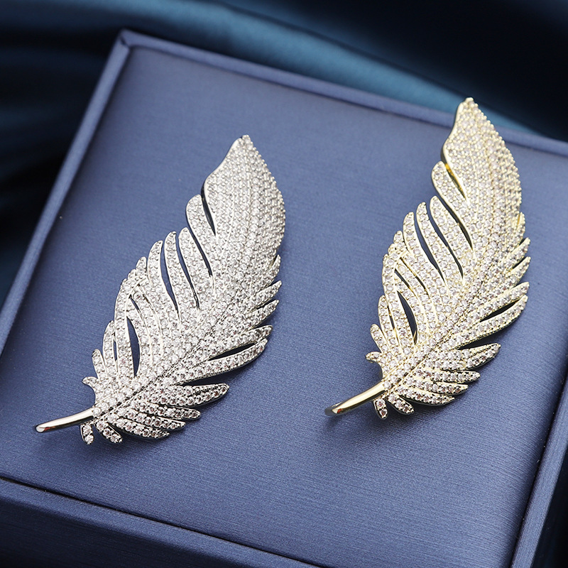 Elegant fashionable brooch with zircon