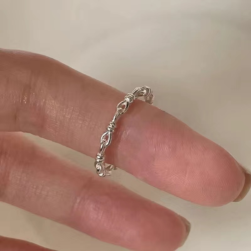 非常にシンプルな女性の指輪のデザインは、小さな人々の甘い心のツイストな指輪の愛の指輪のシンプルなリングです。|undefined