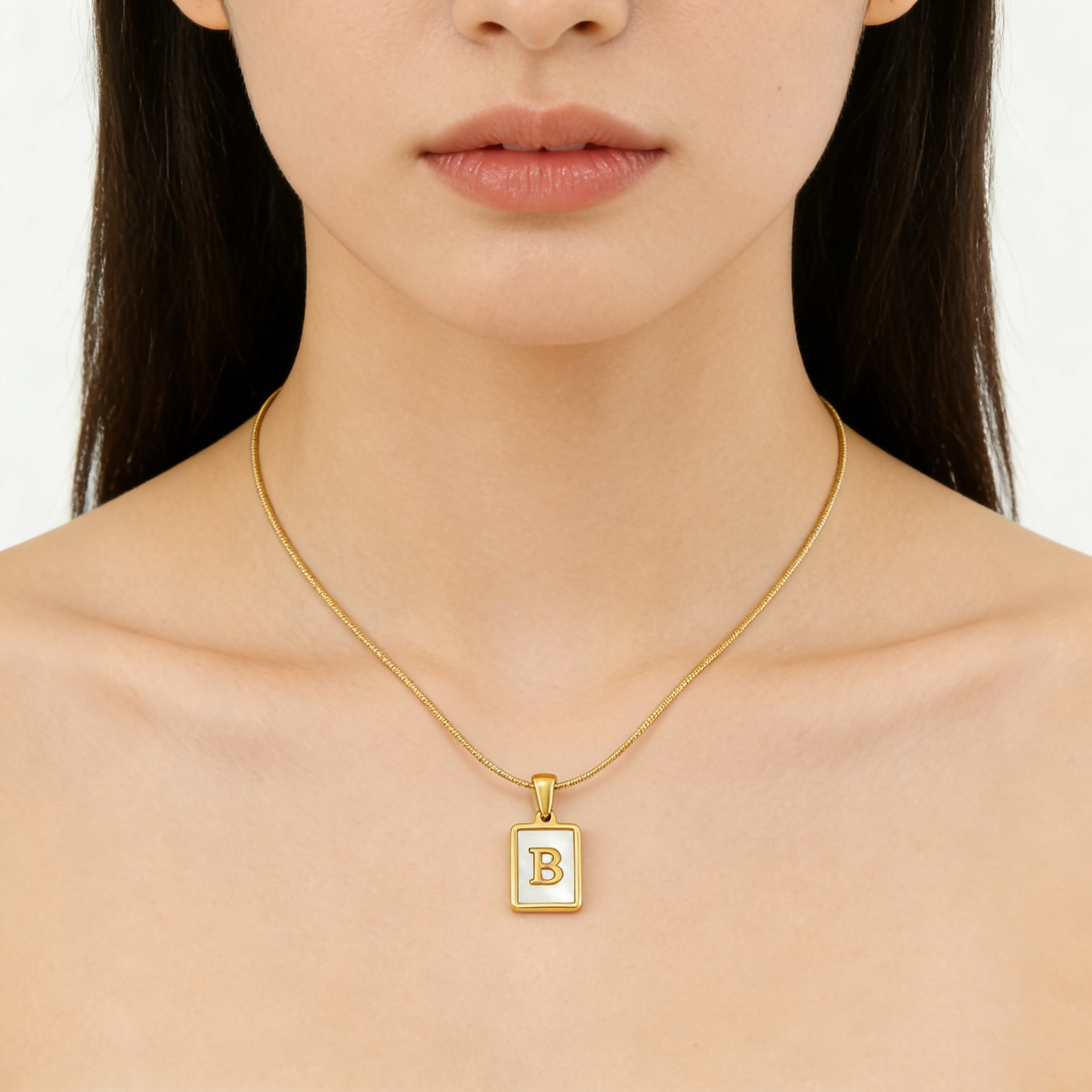 Collar de cadena de hueso de serpiente de acero inoxidable transfronterizo con 26 letras para mujer, collar de oro de 18 quilates estilo europeo y americano, colgante de letra de concha natural para mujer. image 3