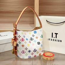 �|�КW���¿��ϻ��oʿ����Ů�����μ�Ҹ��ˮͰ�W��վ�W�t�ٴ�