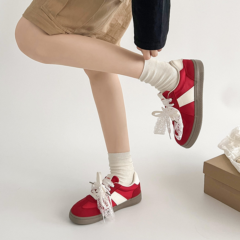 Clásico rojo nicho retro ballet alemán zapatos de entrenamiento femenino 2025 nuevas zapatillas de encaje casuales planas transpirables de primavera y verano