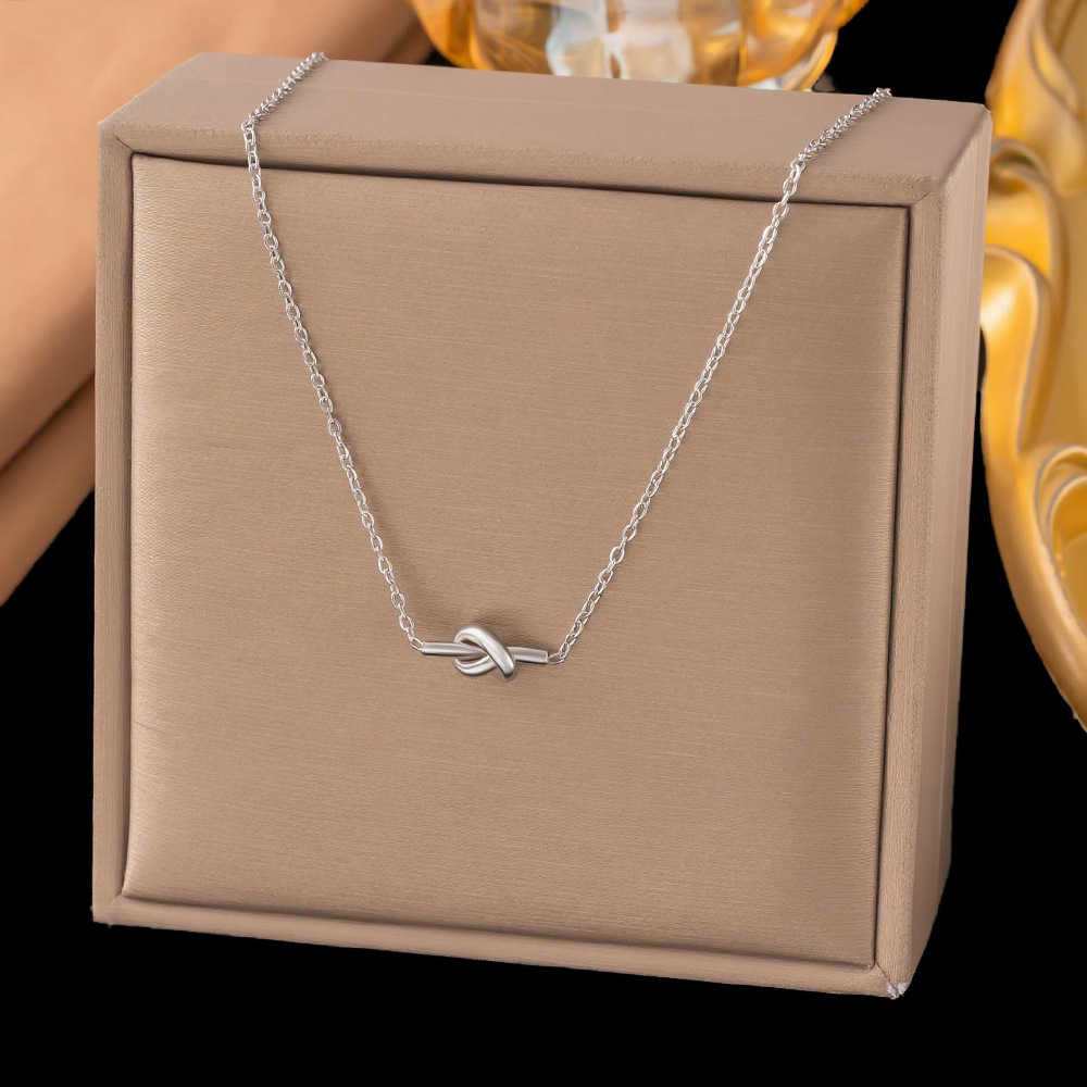 [collar de acero de titanio dorado + acero] collar de amor de nicho con cadena de clavícula avanzada en la moda de lujo ligero femenino