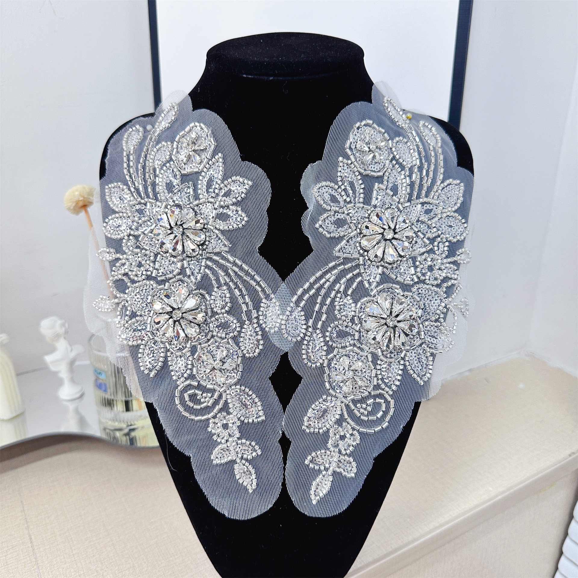 Nuevo encaje bordado flor tela pegatinas vestido de novia Decoración Accesorios perforación en caliente tridimensional bordado con cuentas al por mayor en stock