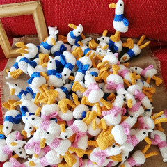 New autumn and winter crocheted knitted wool internet celebrity duck cute pendant couple cheer duck keychain rush duck car hanging