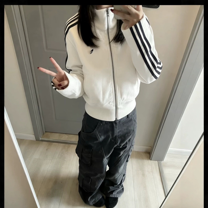Autumn and winter three-stripe embroidered white short denim jacket for women, slim-fit, stand-up collar, long-sleeve denim cardigan Autumn and winter three-stripe embroidered white short denim jacket for women, slim-fit, stand-up collar, long-sleeve denim cardigan