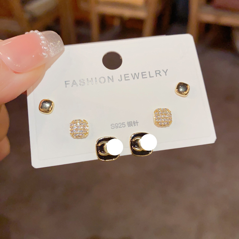 S925 aguja de plata micro incrustaciones de circón pendientes cortos pendientes de pelo corto japonés y coreano elegante todo-fósforo simple conjunto de tres piezas pendientes para las mujeres