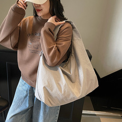 国境を越えたファッションカジュアルなショルダーバッグ女性2025新型韓国の怠惰な風大容量腋の下バッグ通勤バッグ