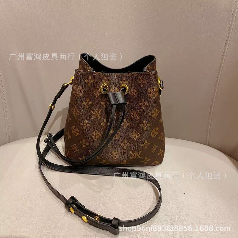 外国貿易のクロスボーダーの商品の新型の経典の老花の女性のバケツは大容量のわきの下の肩掛けの本革の斜めにかぶせます。|undefined