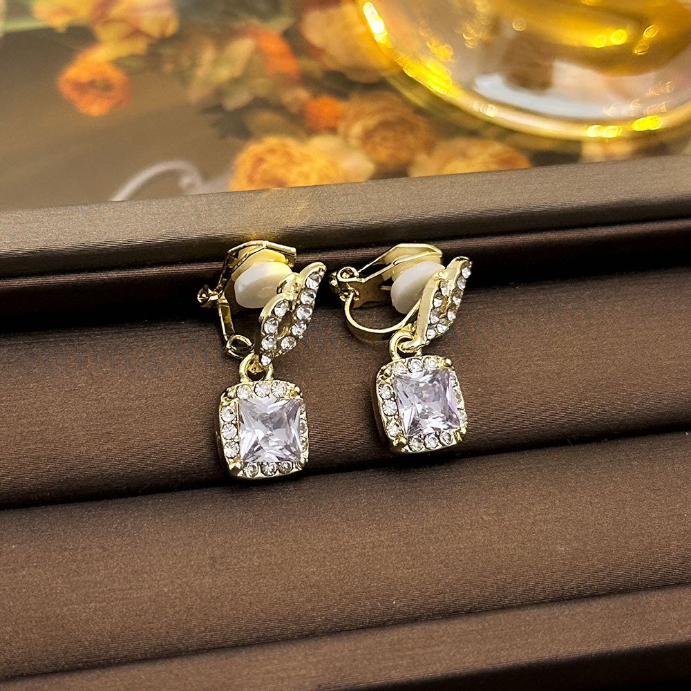 Pinza de oreja de circón de diamantes de lujo ligero francés sin orejas perforadas sin dolor pendientes de todo fósforo de alta calidad accesorios de oreja de moda coreana mujeres