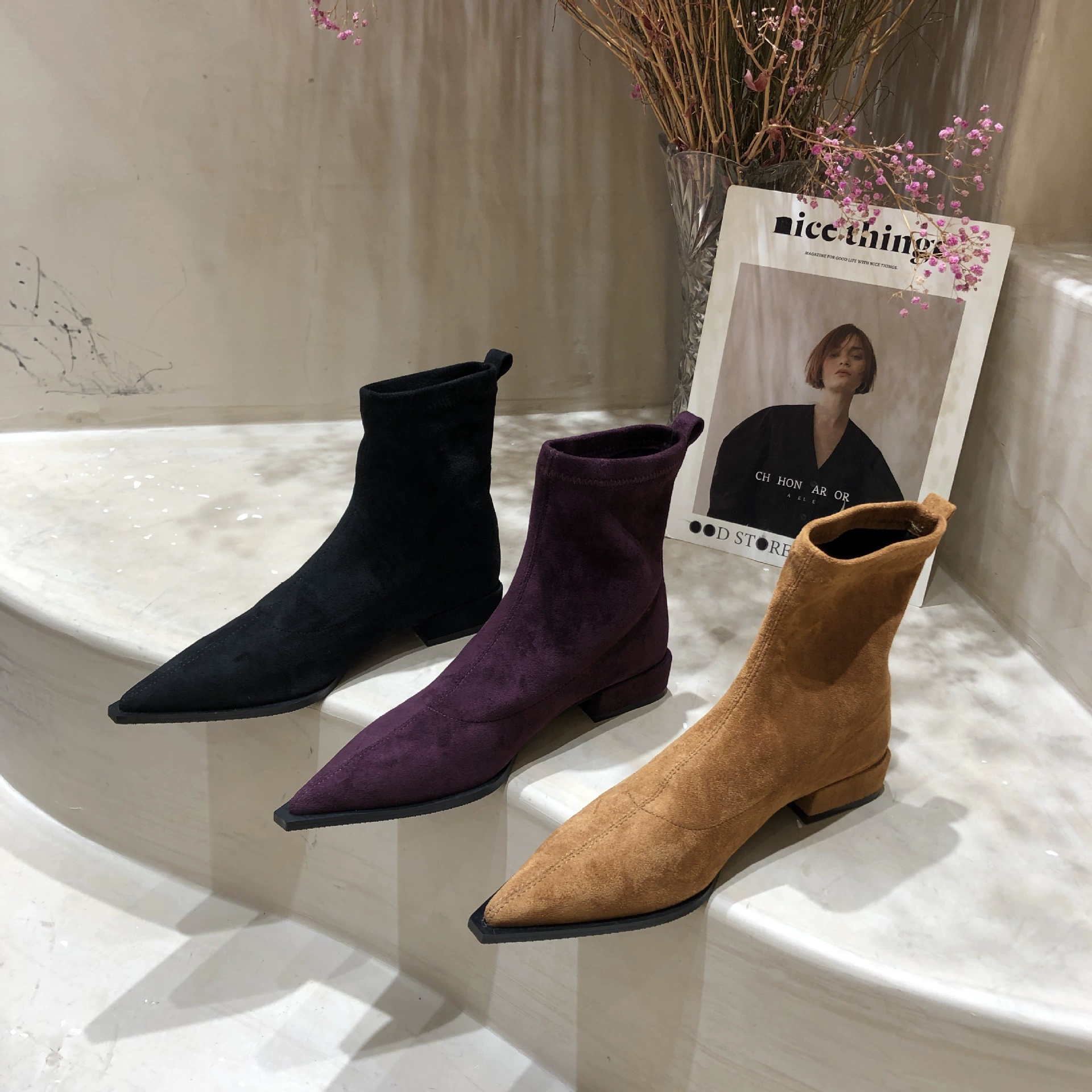 Плоская подошва черная задняя застежка на молнии короткие сапоги женский 2024 осень и зима новые тощие туфли на низком каблуке