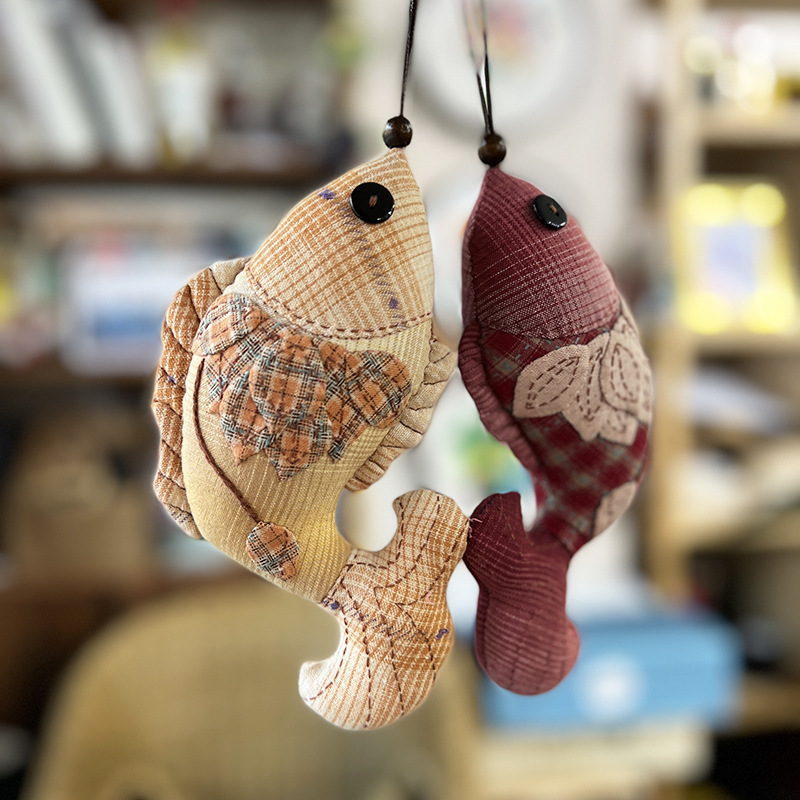 Año nuevo hecho a mano diy patchwork creativo colgante de pescado lu material de bordado paquete regalo de año nuevo decoración del coche pequeño colgante de la bolsa de pescado
