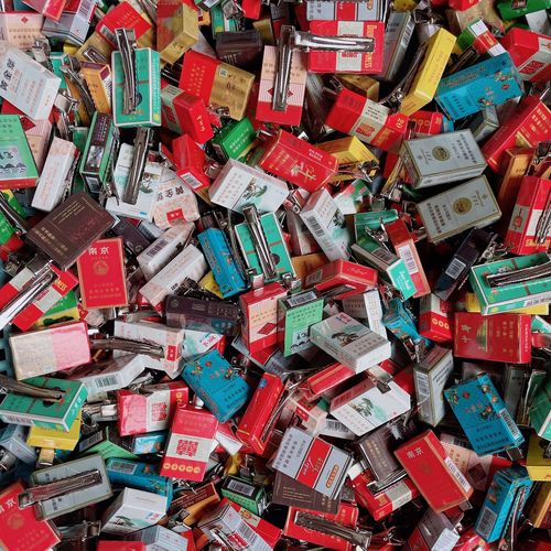 Original, fun hair clips with a girly, quirky vibe—featuring a row of lifelike Wangzai Milk-flavored cigarette designs, perfect as adorable side clips for students' bangs!