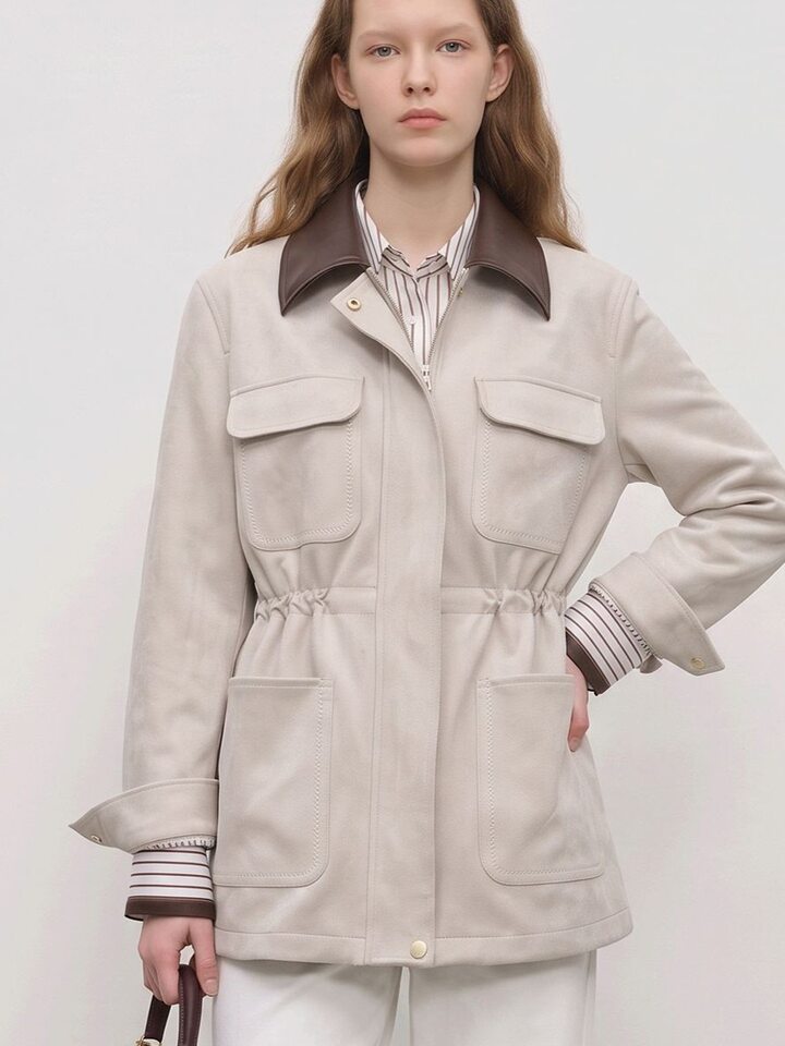Áo khoác nữ dáng ngắn phong cách workwear, chất liệu giả da lộn, cổ bẻ, khóa kéo, phối ghép — màu be