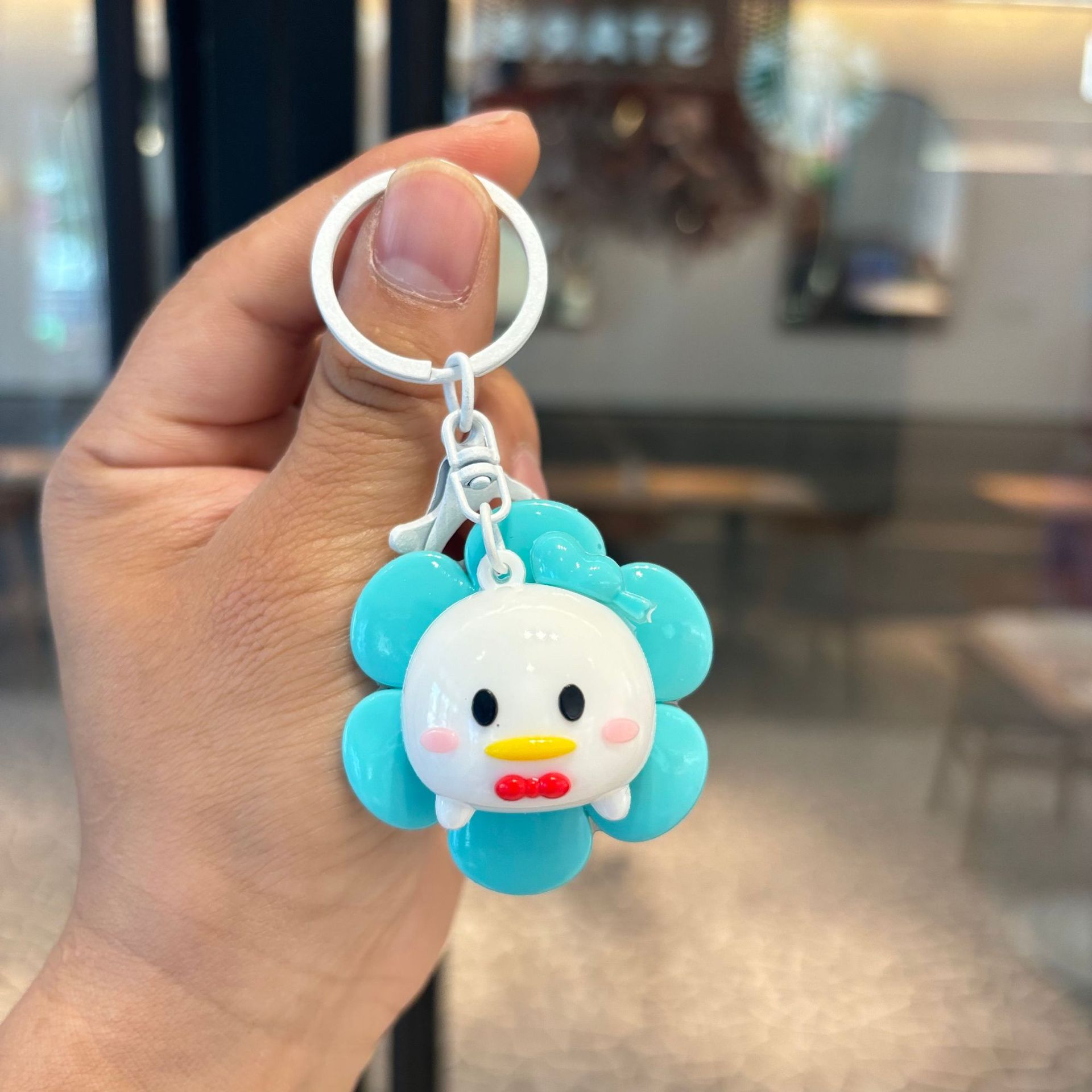 Mickey Minnie giratorio girasol de dibujos animados llavero Stitch mochila escolar para niños colgante máquina de muñecas regalo al por mayor