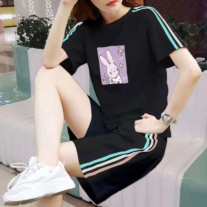 검은 양복 삼색 별이 빛나는 하늘 토끼