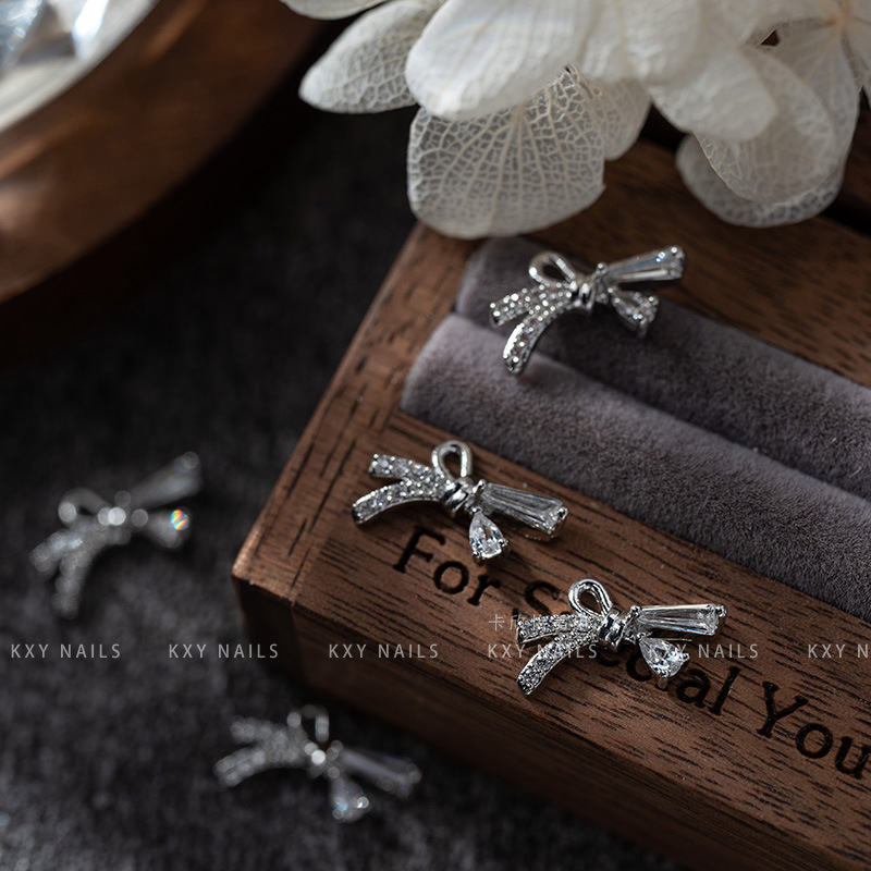 Clavo cobre con incrustaciones mariposa pajarita circón pequeña joyería Retención de color avanzado de lujo ligero tridimensional popular en línea popular accesorios de uñas