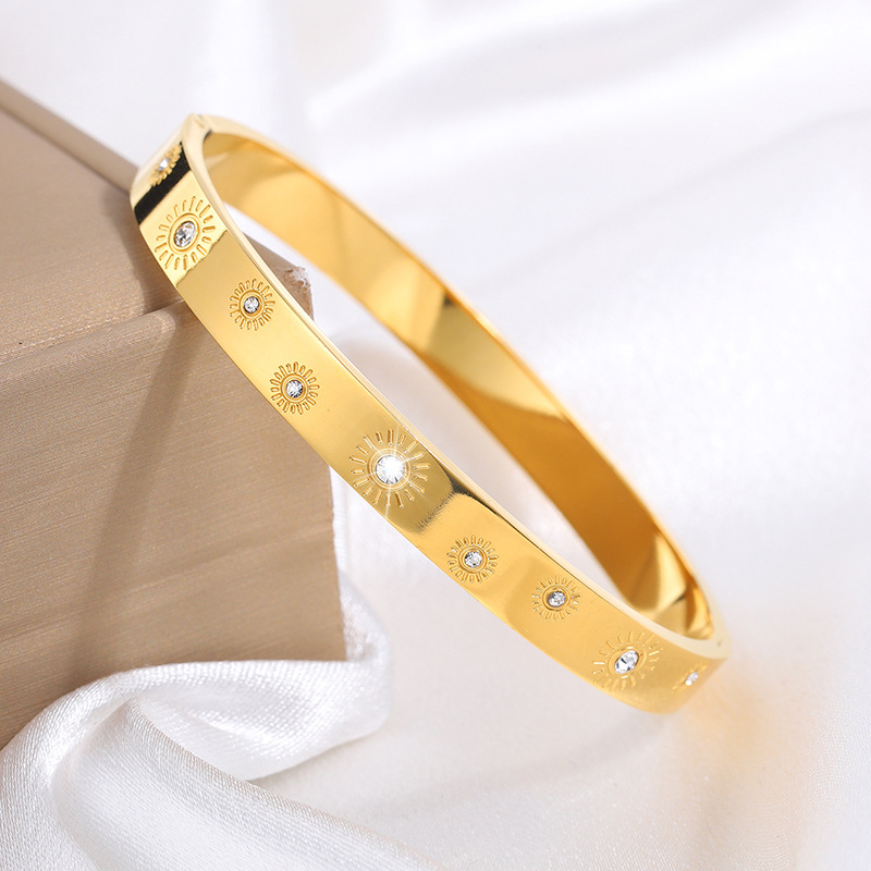 Brazalete de acero de titanio rune sol de Europa y América con diamantes ligeros de lujo nicho brazalete de oro de mujeres de apertura transfronteriza brazalete de alto nivel image 6