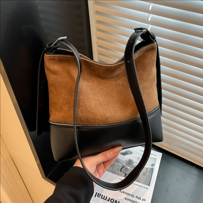 Otoño y invierno bolso de mujer 2025 nuevo retro bolso de cuero de seda empalmado bolso de cubo de agua de viaje universal mochila de hombro