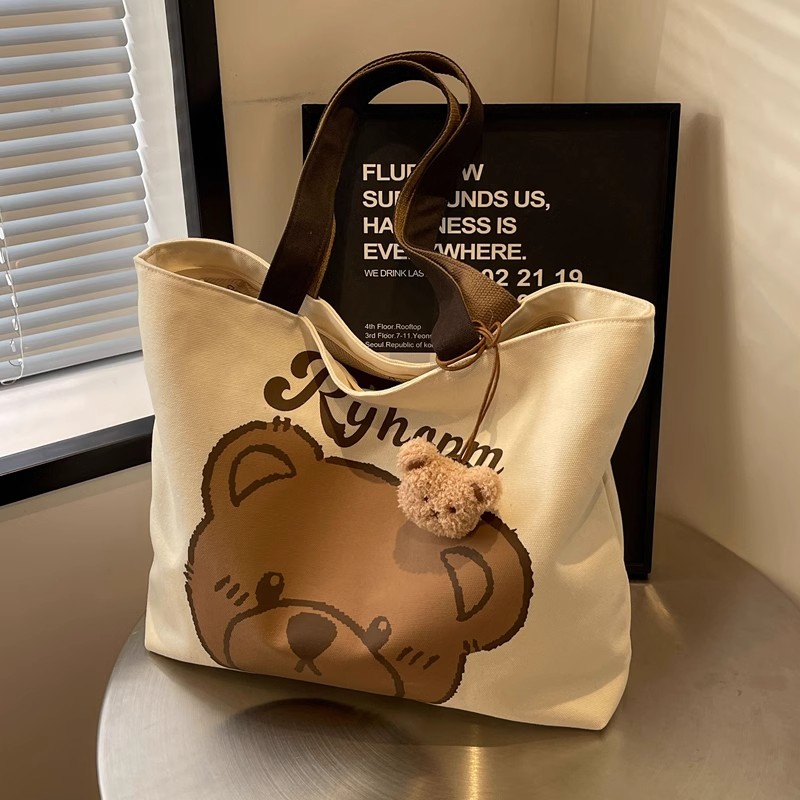 Capacious shopping bag with zipper