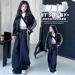 女の子のデニムのスーツの春秋服2025の新型のファッションの女の子の中で大きい子供の白い条のリボンの子供の紐の2つのセット