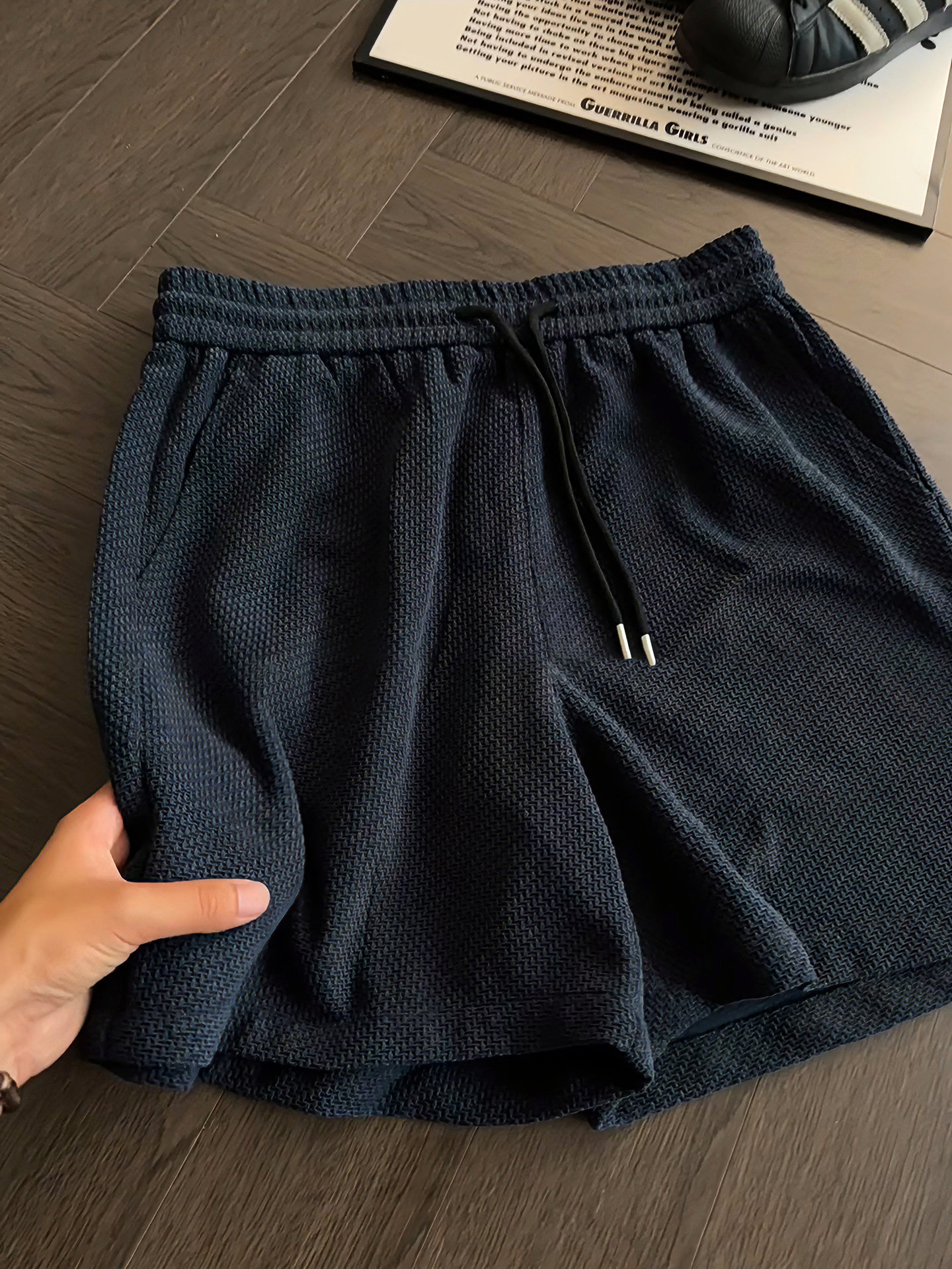 Navy blue men's summer sports shorts, thin textured ice silk breathable pants for outdoor wear, fitness and casual quarter-length shorts