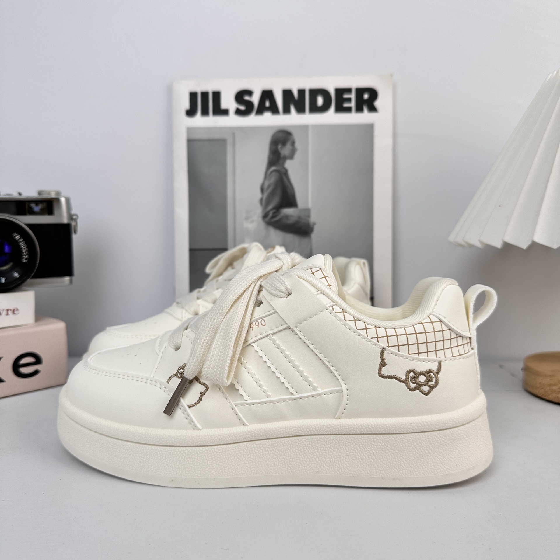 Zapatos de soleas gruesas de larga onda para mujeres 2025 nuevos zapatos blancos de verano nicho universal zapatos de pan de deporte casual